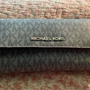 Michael Kors wallet. 50$ only been used a few times.